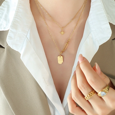 Collana A Doppio Strato In Acciaio Al Titanio Con Ottagramma E Targa Rettangolare Incisa Bliss Placcata Oro 18K Per Donne