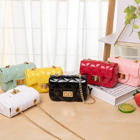 Mini Sac Jelly Matelassé pour Femmes en PVC Motif à Losanges Sac à Bandoulière Avec Fermoir Rotatif en Métal Doré et Chaîne