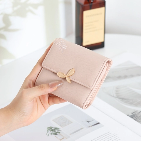 Kurzes Dreifach Gefaltetes Portemonnaie Für Damen PU-Leder Mit Blatt-Metall-Schnalle Stickerei Kartenfächer Münzfach Einfach Elegant