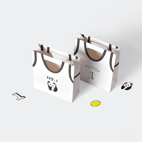 Bolsa de Regalo de Papel Creativa con Forma de Camiseta de Baloncesto Papel Kraft Blanco Estampado de Panda Bolsa con Asa