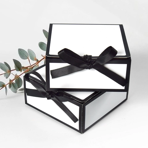 Scatola Regalo Pieghevole Minimalista in Cartoncino Bianco Quadrata Con Fiocco in Raso Nero Bordo a Contrasto per Matrimoni Feste Gioielli