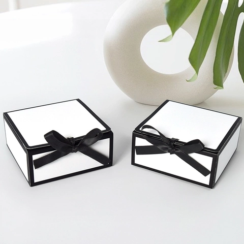 Scatola Regalo Pieghevole Minimalista in Cartoncino Bianco Quadrata Con Fiocco in Raso Nero Bordo a Contrasto per Matrimoni Feste Gioielli