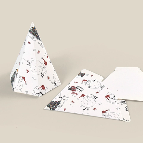 Boîte à Bonbons Pyramide de Noël Dessin Animé Mouton Sapin Imprimé Carton Blanc Pliable Boîte Cadeau Pour Emballage de Fête