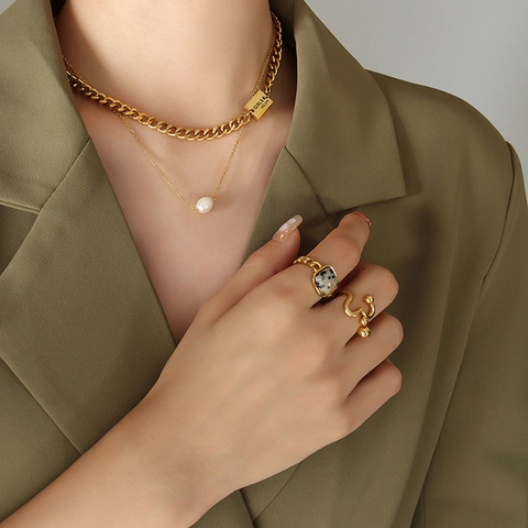 Collana A Doppio Strato Acciaio Al Titanio Placcato Oro 18K Perla D'acqua Dolce Piastrina Quadrata Incisa Catena Retro Donna