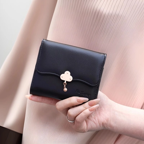 Damen Kurze Brieftasche PU Leder Wellenkante Wolkenschnalle Blumenanhänger Dreifach Gefaltet Kartensteckplatz Münzfach Mode