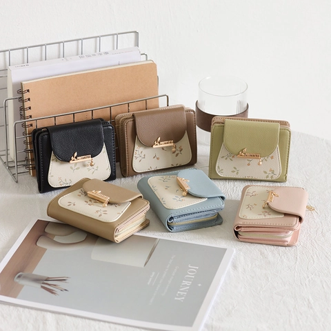 Damen Mode PU Leder Blumen Kurze Geldbörse Blatt Anhänger Bifold Reißverschluss Münzfach Klein Geldklammer Kartenhalter Geschenk