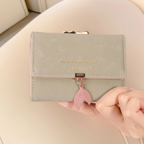 Women Short PU Leather Trifold Wallet Heart Clasp Leaf Pendant Kiss-Lock Coin Purse Card Holder Minimalist Solid Color Wallet