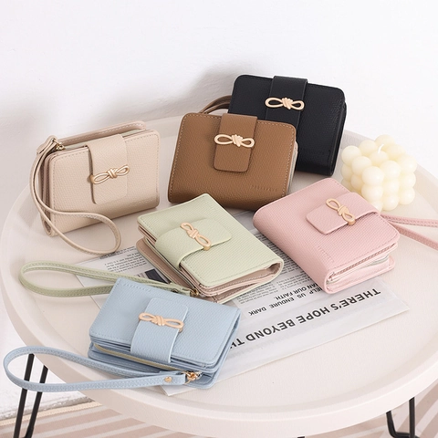 Women Short Bifold Wallet PU Leather Lychee Pattern Metal Bow Buckle Wrist Strap Card Holder Coin Purse Clutch