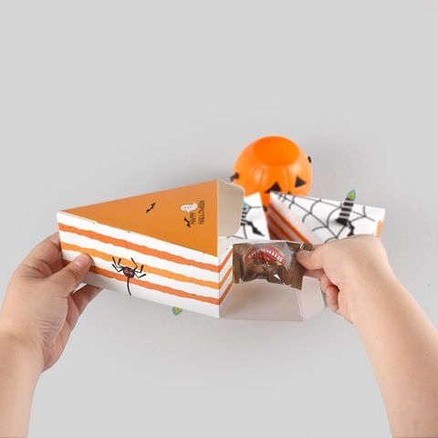 Halloween Candy Box Triangle Cake Shape White Cardboard Gift Packaging Spider Web Eyeball Design Party Favors Decor