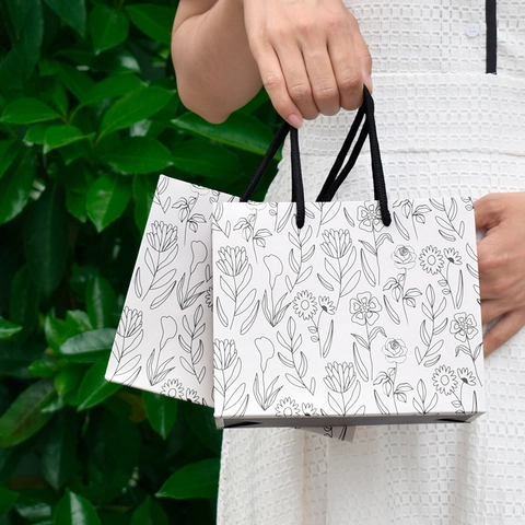 Floral Line Art Gift Bag With Handles Black White Paper Gift Bag For Wedding Birthday Party Small Gift Packaging Bag