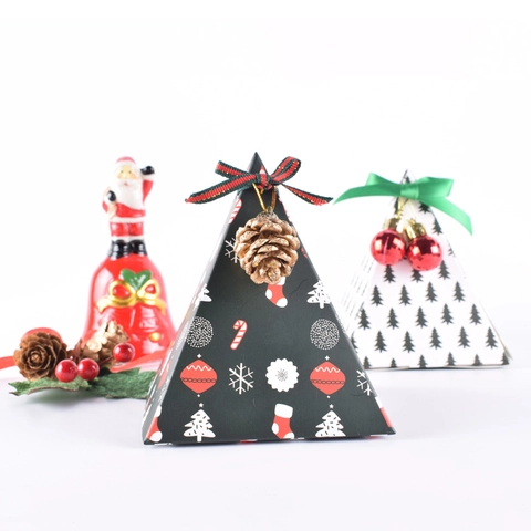 Christmas Pyramid Gift Box Triangular Paper Candy Packaging With Ribbon Pine Cone For Holiday Party Favors Treats
