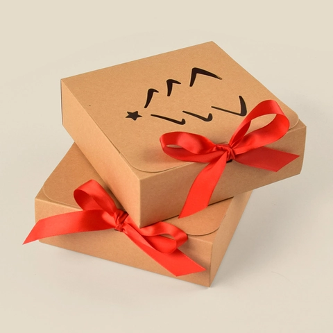 Weihnachtsgeschenkbox Aus Kraftpapier Mit Roter Satinschleife Laserschnitt Weihnachtsbaum Quadratische Klappschachtel Festliche Verpackung