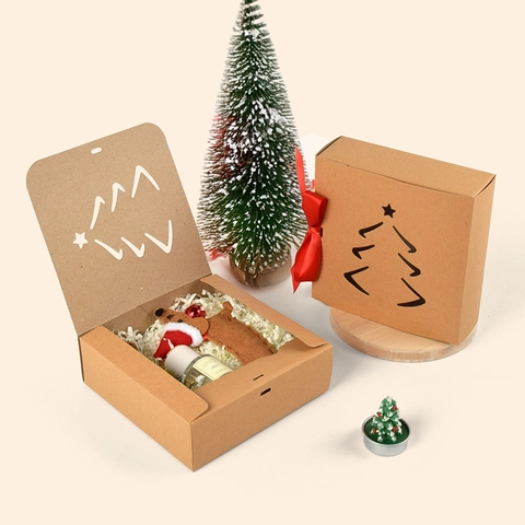 Weihnachtsgeschenkbox Aus Kraftpapier Mit Roter Satinschleife Laserschnitt Weihnachtsbaum Quadratische Klappschachtel Festliche Verpackung