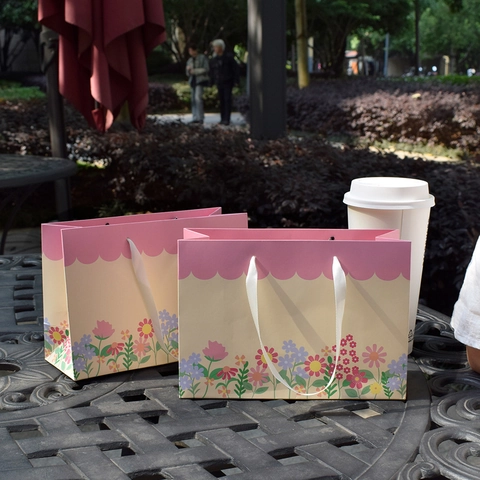 Floral Paper Gift Bag With Ribbon Handles For Mother's Day Pink Wavy Border Portable Handheld Packaging