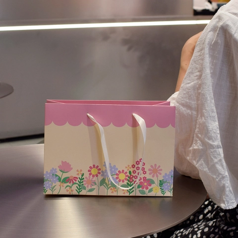 Small Fresh Floral Print Gift Bag With Satin Ribbon Handle Wavy Edge White Cardboard Handheld Present Bag For Mother's Day
