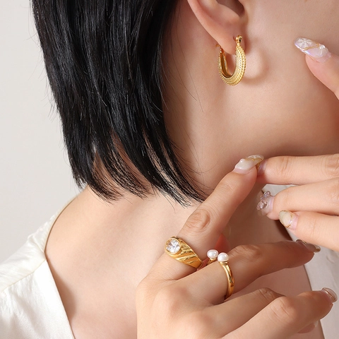 Retro C-Shaped Hoop Earrings Titanium Steel 18K Gold Plated Polka Dot Texture For Women Neutral Style Lightweight