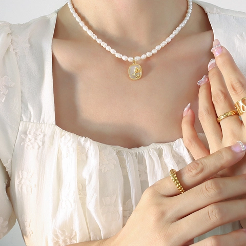 Süßwasserperlen Halskette Messing Rose Relief Oval Muschel Anhänger Vintage Französischer Stil Damen Elegant Barock