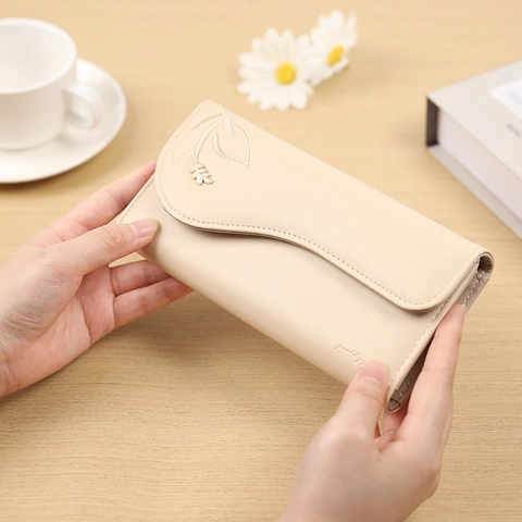 Portafoglio Lungo da Donna Elegante Ricamo a Foglia in Pelle PU Con Ciondolo a Foglia in Metallo Porta Carte a Tripla Piega