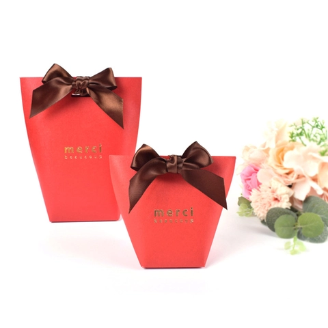 Red Pearlescent Paper Gift Box For Wedding Candy Bronzing Merci Beaucoup Trapezoid Favor Box With Satin Ribbon Bow
