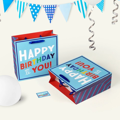 Bolsa de Regalo de Papel Azul Happy Birthday Con Asa de Cinta de Satén Azul Oscuro Letras Coloridas Patrón de Rayas Bolsa de Souvenir