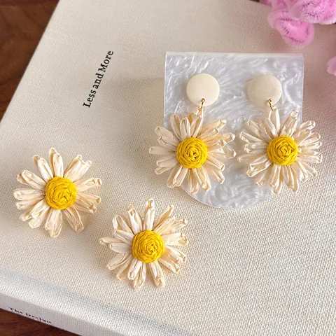 Handmade Raffia Woven Daisy Flower Drop Earrings For Women Summer Beach Holiday Style Yellow White Floral Stud Earrings