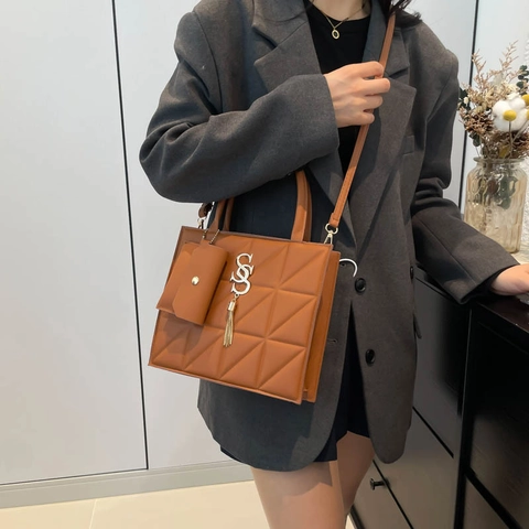 Damen Gesteppte PU Leder Handtasche Mit Metallquaste Logo Abnehmbarer Beutel Umhängetasche Für Den Alltag