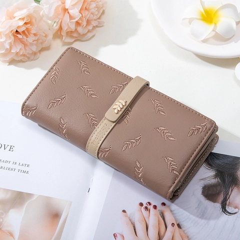 Portafoglio Lungo da Donna in Pelle PU Con Ricamo a Foglia Elegante Porta Carte Bifold Con Chiusura a Foglia di Metallo