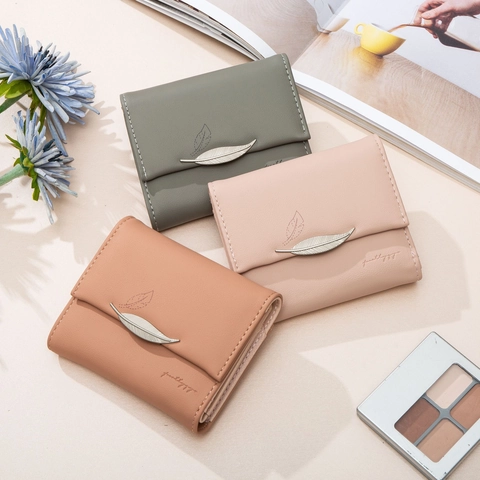 Damen PU Leder Dreifach Gefaltete Brieftasche Mit Metall Blatt Anhänger Geprägtem Muster Kartenfächern Ausweisfenster Mädchen