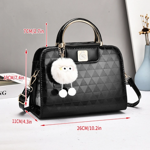 Damen Lackleder Schultertasche Geometrische Dreieckige Geprägte Handtasche Mit Metallgriff Plüsch Monster Anhänger Casual Tote