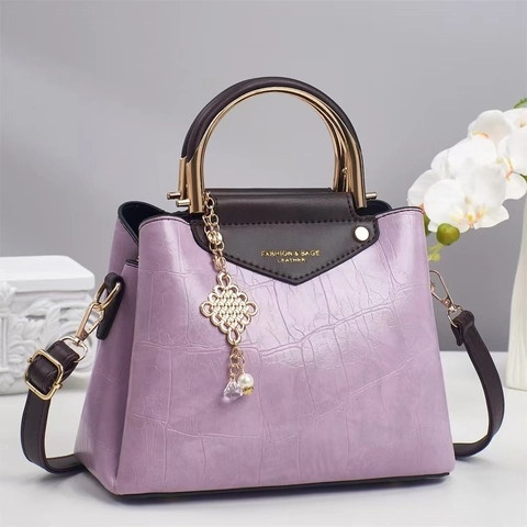 Sac à Main pour Femme en Cuir PU Motif Crocodile Couleur Contrastée Sac Bandoulière Avec Poignée en Métal et Charme de Noeud Chinois