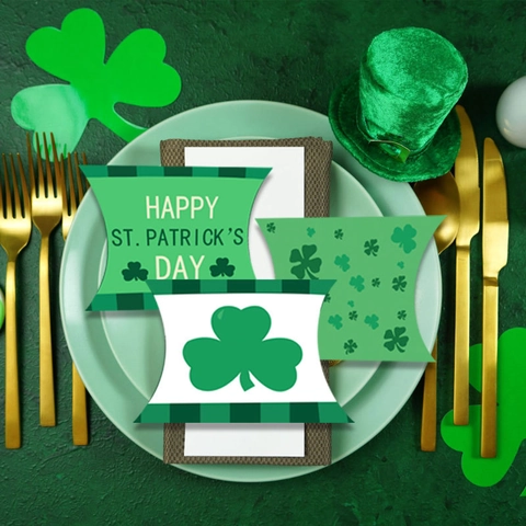 St Patrick's Day Grünes Kraftpapier Kissen Süßigkeitenbox Kleeblatt Muster Happy St Patrick's Day Geschenkbox Party Mitgebsel