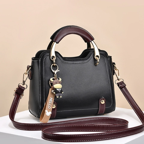 Bolso Cuadrado Pequeño para Mujer de Cuero PU Color Contraste Vintage Conmutador Bolso de Hombro Con Colgante de Vaca de Dibujos Animados Herrajes Dorados