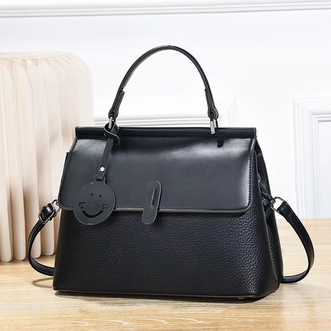 Handtasche PU-Leder Schultertasche Umhängetasche Für Damen Litschimuster Klappe Smiley Anhänger Business Arbeit