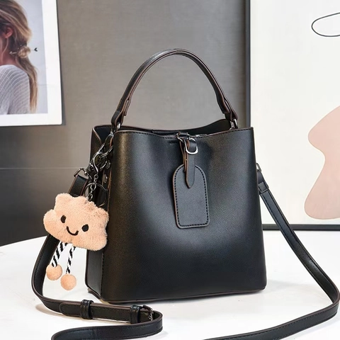 Fashion Minimalist PU Leather Bucket Bag For Women Vintage Shoulder Crossbody Handbag With Cute Plush Cloud Charm Daily Bag