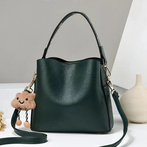 Sac Seau En Cuir PU Texturé Sac À Main Épaule Bandoulière Pour Femme Sac Quotidien Moderne Avec Pendentif En Peluche