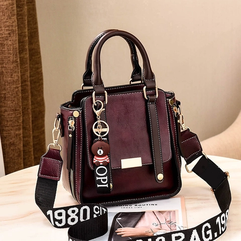 Bolso De Mano Para Mujer Cuero PU Color De Contraste Bolso De Hombro Con Correa Ancha De Letras Y Amuleto De Oso Vintage