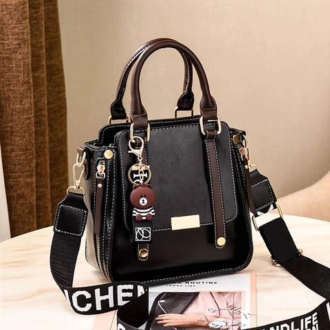 Bolso De Mano Para Mujer Cuero PU Color De Contraste Bolso De Hombro Con Correa Ancha De Letras Y Amuleto De Oso Vintage