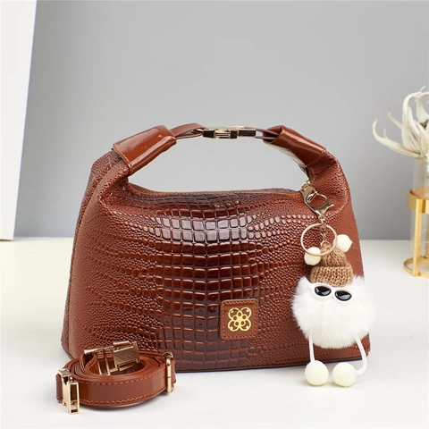 Bolso Boston Mujer Patrón Cocodrilo Cuero PU Bolso Bandolera Con Colgante De Peluche Logo Metálico Cremallera Portátil