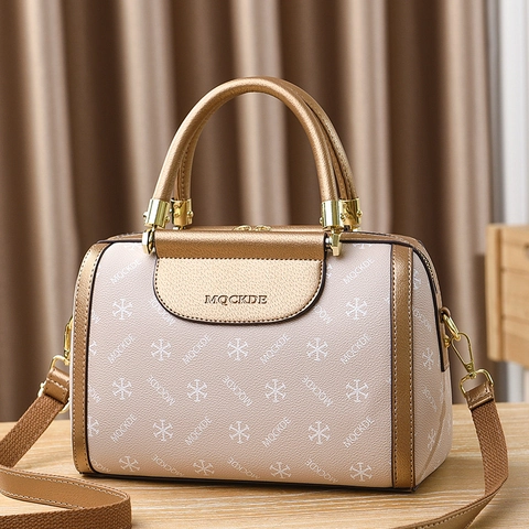 Sac Boston Femme Imprimé Monogramme PVC Rétro Sac À Main Avec Bandoulière Amovible Quincaillerie Dorée Poignée Supérieure