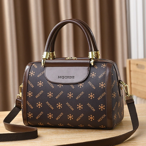 Sac Boston Femme Imprimé Monogramme PVC Rétro Sac À Main Avec Bandoulière Amovible Quincaillerie Dorée Poignée Supérieure