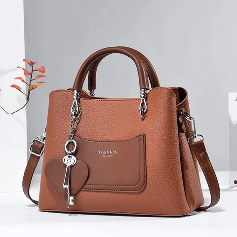 Borsa a Spalla da Donna in Pelle PU con Grana di Litchi Grande Capacità Borsa a Mano con Ciondolo a Chiave a Cuore Borsa a Tracolla