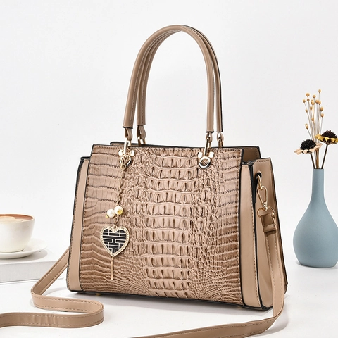 Women Crocodile Pattern PU Leather Crossbody Bag Structured Handbag Large Capacity With Heart Pendant Vintage Style Fashion