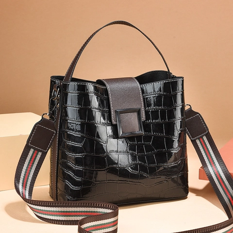 Borsa a Secchiello da Donna in Vernice PU con Goffratura a Coccodrillo Grande Capacità con Tracolla Larga a Righe Rosso Verde Retro