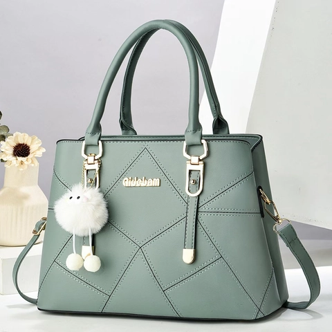 Sac à Épaule en Cuir PU à Motif de Losanges pour Femmes Avec Charme de Boule en Peluche Urbain Simple Sac à Main
