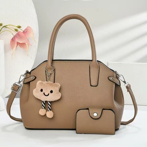 Borsa a Tracolla da Donna in Pelle PU con Texture Litchi e Piccolo Portafoglio con Simpatico Ciondolo in Peluche Grande Capacità