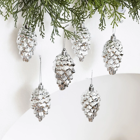 Weihnachtsbaum-Anhänger in silberner Zapfenform Kunststoff Hängende Ornamente Metallic Finish Für Feiertagsdekoration Festliche Stimmung