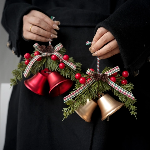 Kerst Bellen Hanger Metaal Decoratieve Dennennaalden Rode Bessen Dennenappels Geruite Strik Voor Huis Boom Deur
