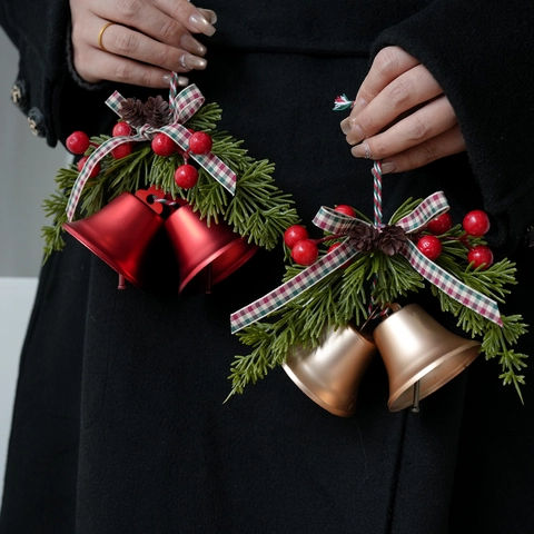 Kerst Bellen Hanger Metaal Decoratieve Dennennaalden Rode Bessen Dennenappels Geruite Strik Voor Huis Boom Deur