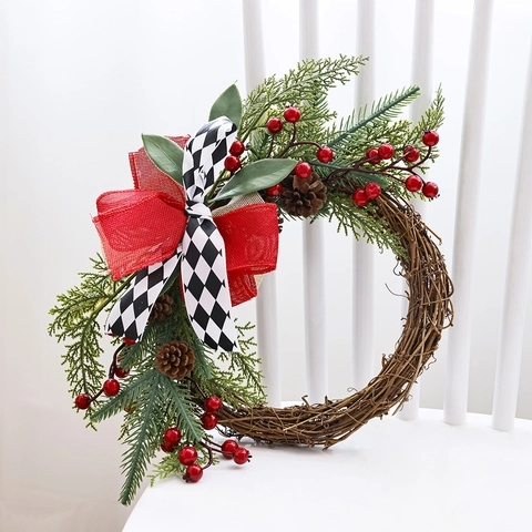 Guirnalda de Navidad Decoración Colgante de Puerta Con Bayas Rojas Piñas Naturales Lazo a Cuadros Base de Vid Ornamento