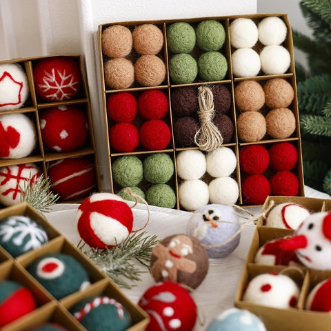 Handgefertigtes Weihnachten Wollfilz Ball Ornamente Set Schneeflocke Schneemann Lebkuchenmann Hängende Dekorationen Für Festival Party Dekor